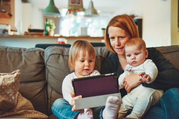 Anne ve bebeklerin aile fotoğrafından cam tablo
